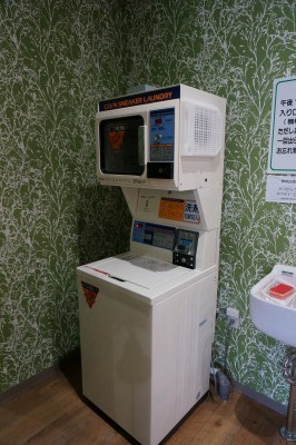 コインランドリーで靴の洗濯、乾燥できます。安く簡単に洗えます。